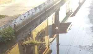 Agua potable corre como río en calles de Miranda en Carabobo, pero por las tuberías ni una gota