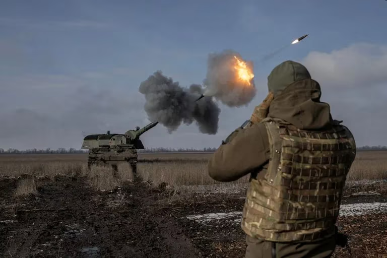 Rusia continúa sus ataques a Bajmut y Ucrania repele 20 intentos de asalto enemigo