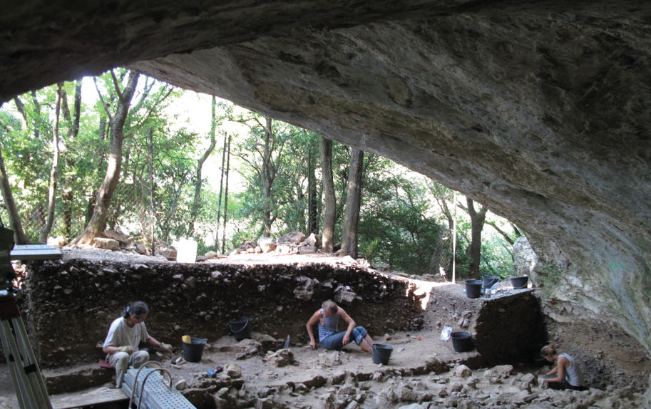 Descubrieron que el Homo sapiens ya usaba arcos y flechas hace 54 mil años