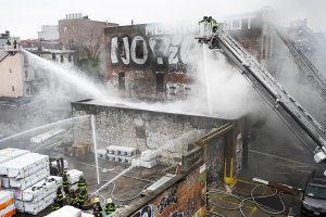 Incendio en un almacén de madera de Brooklyn cubre de humo parte de Nueva York (Video)