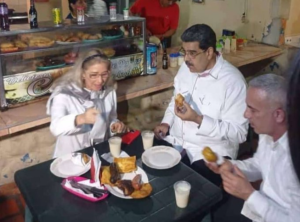 FOTO: Maduro invitó a “Cilita” a comer morcilla y chorizo durante su paseo por los Andes