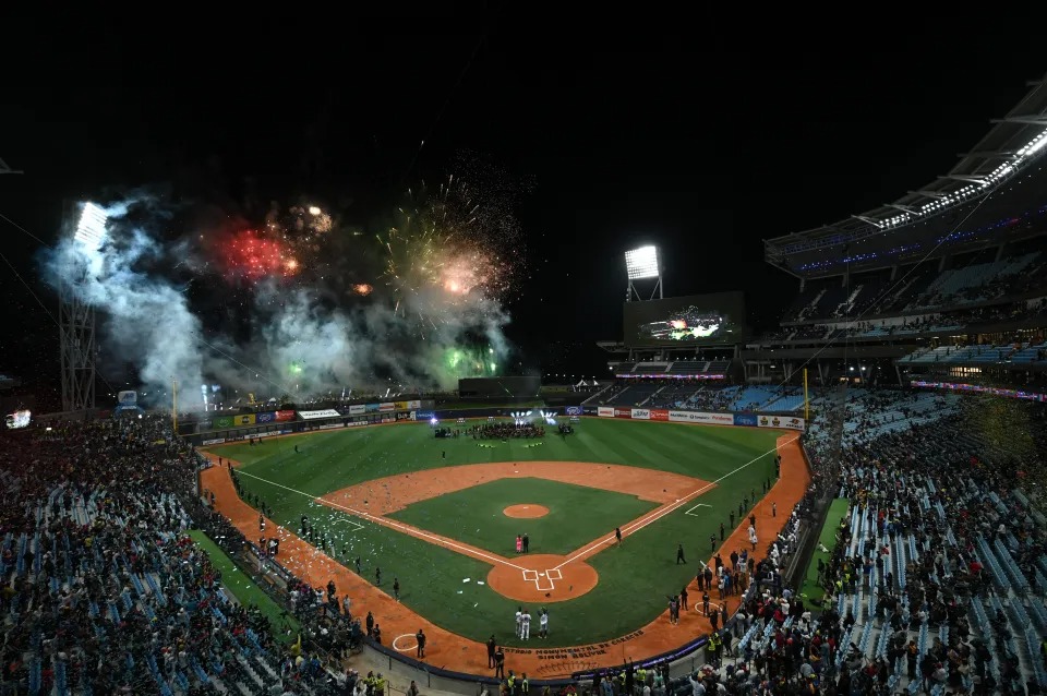 La realidad superó la ficción: Periodista pidió más estadios como el Simón Bolívar para Latinoamérica y se fue la luz (VIDEO)