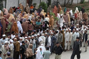 Pakistán en crisis: cinco muertos en estampidas por conseguir harina