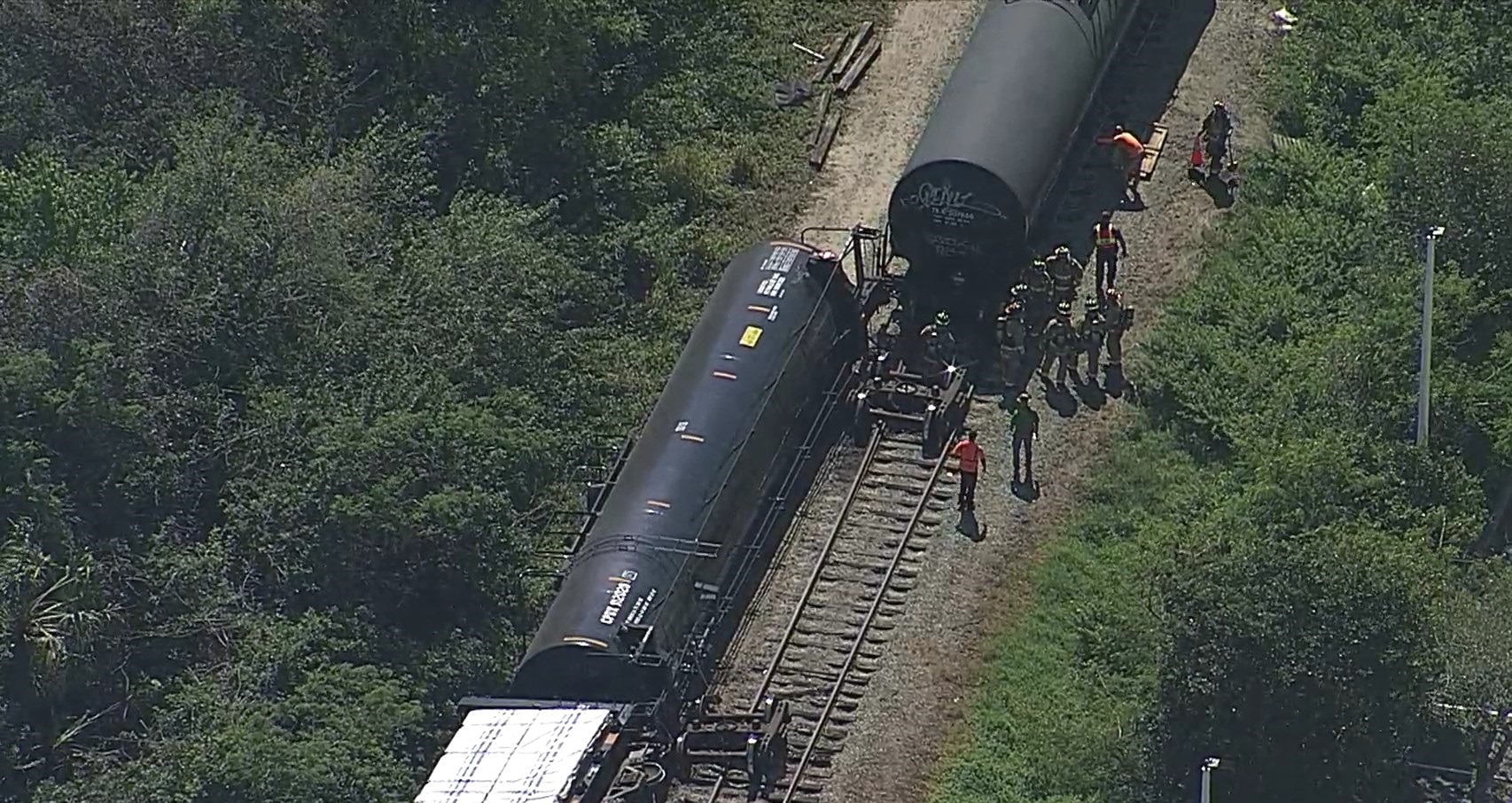 Tren de carga con material peligroso descarriló en Florida y deja varios vagones volcados