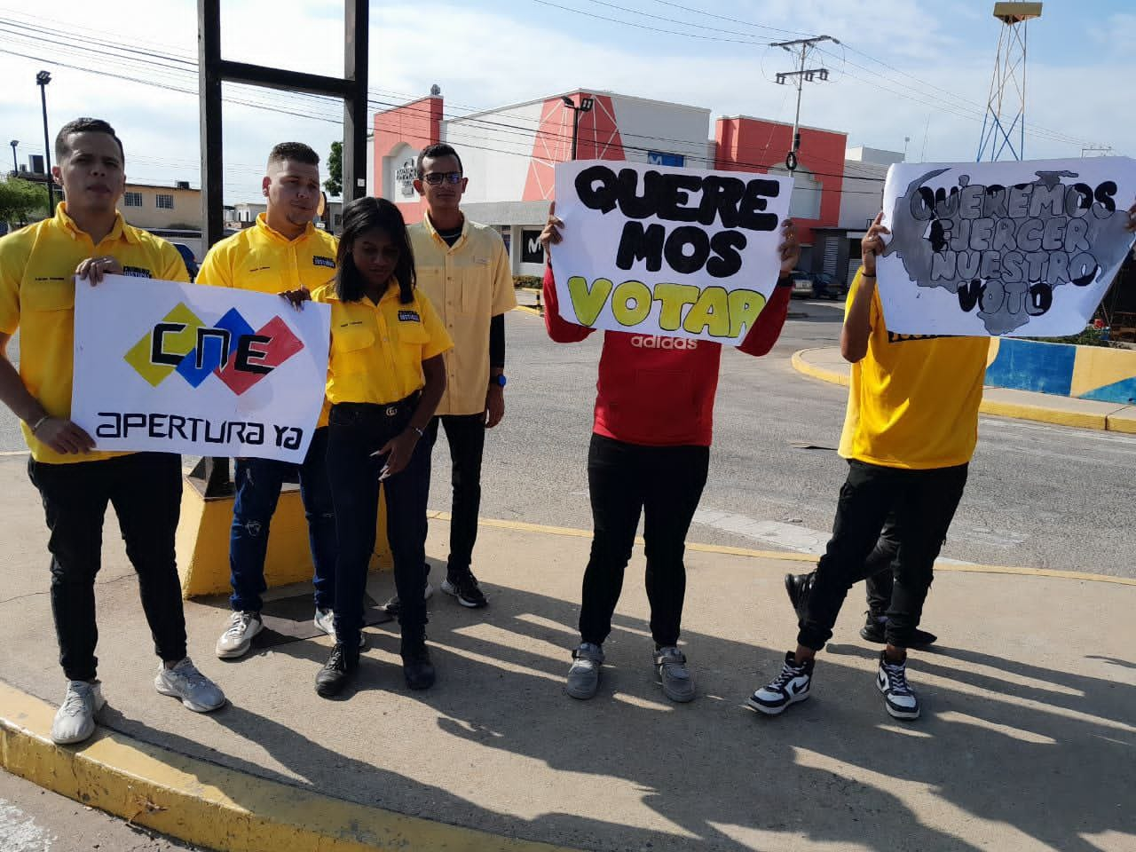 Jóvenes zulianos emprenden acciones de calle para exigir apertura del REP