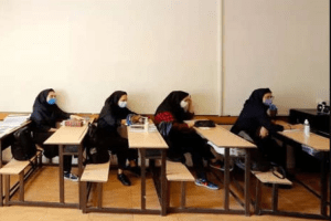 Docenas de niñas son envenenadas con gas en seis colegios de Irán
