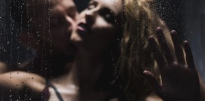 “Lluvia dorada”: TODO lo que necesitas saber sobre esta práctica sexual