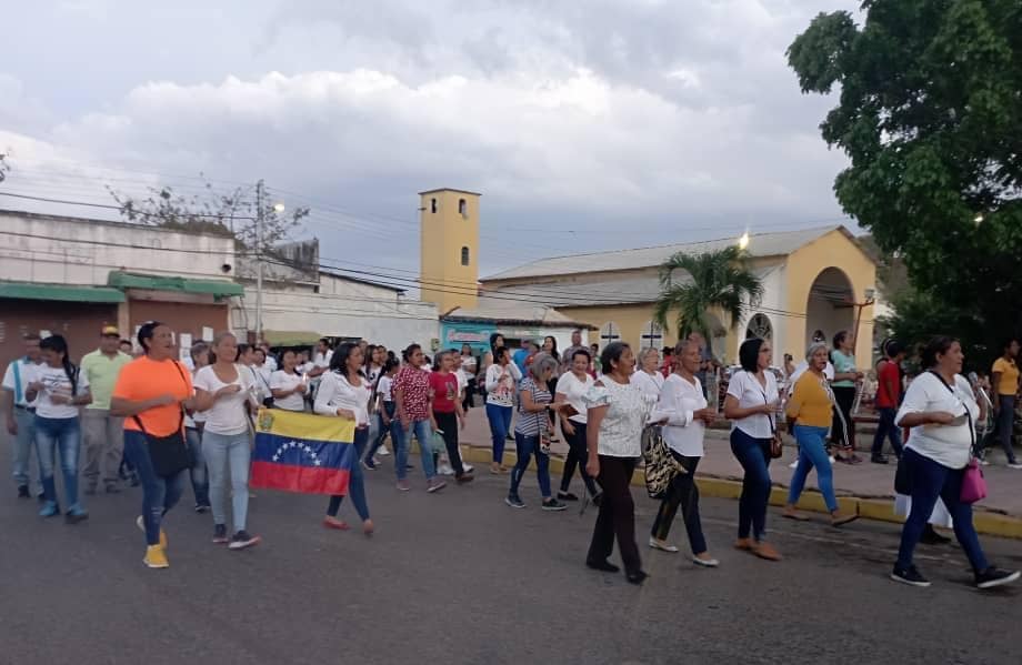 Elevando plegarias por sueldos dignos protestaron docentes en Guárico