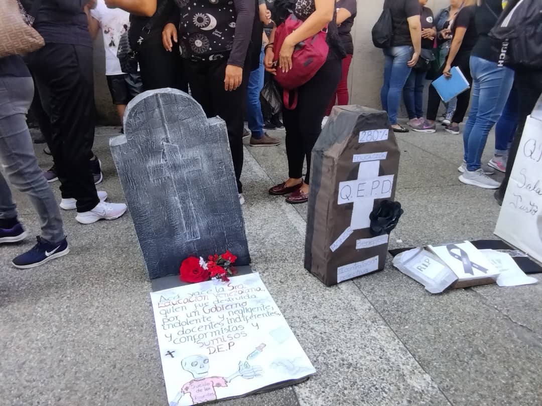 Docentes merideños se vistieron de luto ante el negro futuro del sistema educativo en Venezuela (FOTOS)