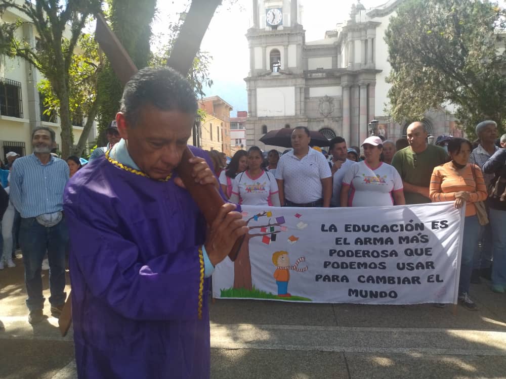 Docentes merideños escenificaron el viacrucis para seguir protestando por mejores salarios (VIDEO)