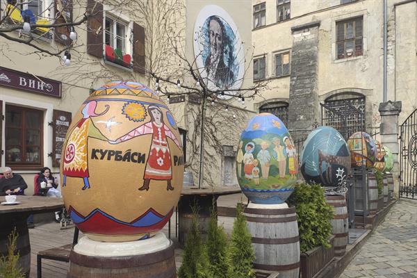 Ucranianos envían al frente alimentos tradicionales de Pascua para soldados