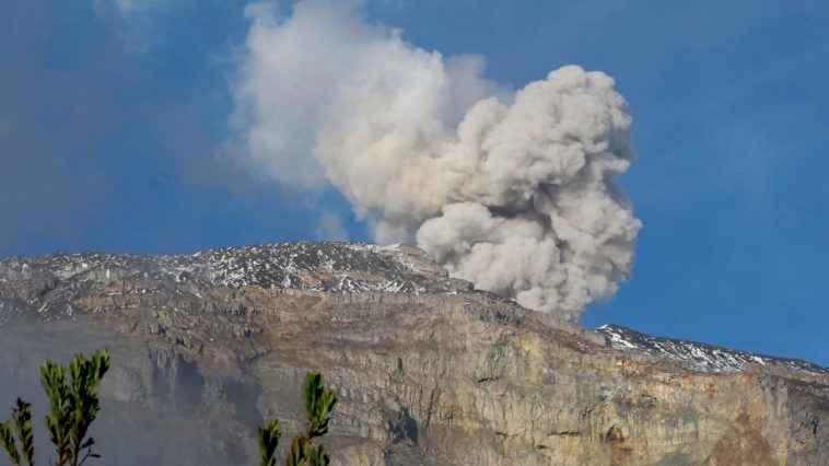 El volcán Nevado del Ruiz en Colombia mantiene actividad inestable con anomalías térmicas