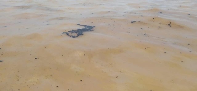 PDVSA “repairs” crude oil spills in the Paraguaná submarine pipeline with sandbags