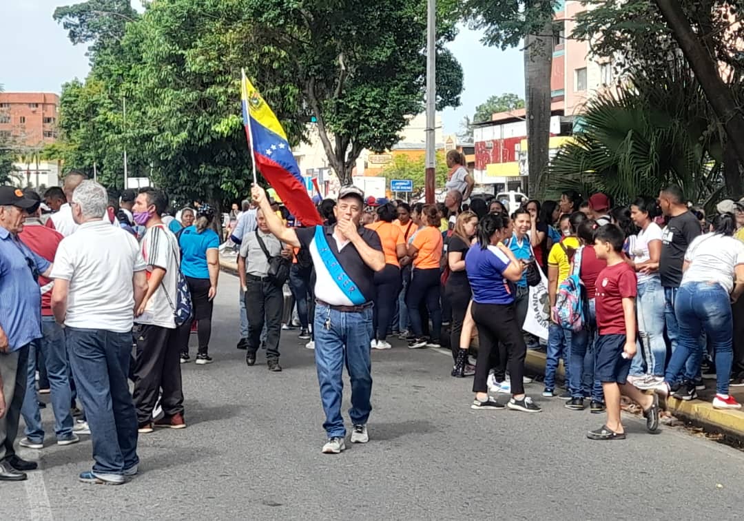 “Ahora es que viene calle”: Trabajadores públicos de Barinas se mantienen en protesta