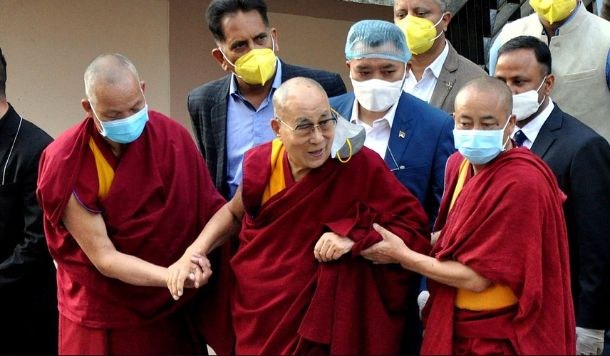 Turbio VIDEO: el Dalai Lama besó a un niño en la boca y conmocionó las redes