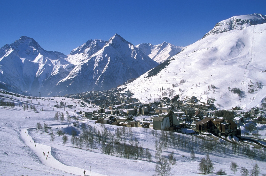 Esquiador borracho armó un “saperoco” durante viaje en teleférico en los Alpes franceses… y cayó desde 40 metros