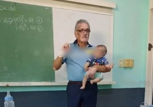 Mamá fue a clases con su bebé, el profesor lo alzó para calmarlo cuando lloraba y se volvió VIRAL