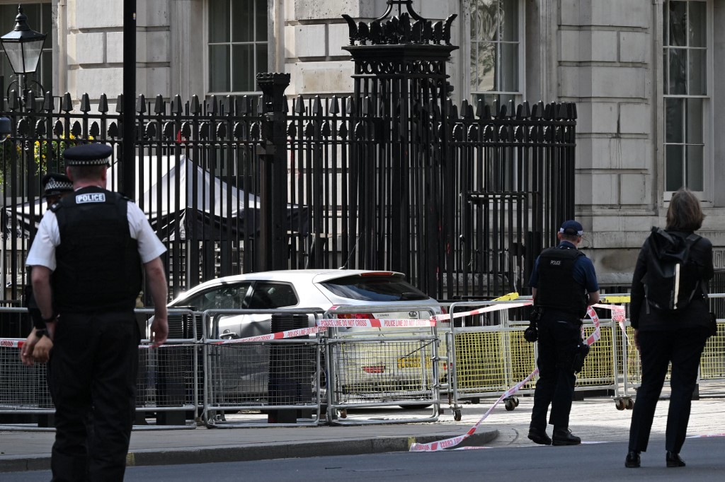 Un hombre se estrelló contra Downing Street, la residencia del primer ministro en Londres (Video)