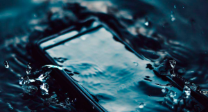 Deje de meter su teléfono en arroz, poner a sonar este audio especial ayudará a reparar un celular mojado