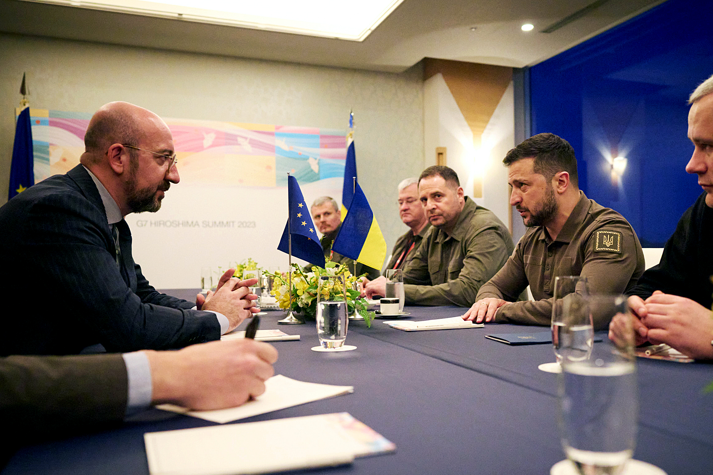 Jefe del Consejo Europeo traslada a Zelenski la voluntad de la UE de ofrecer cazas y municiones a Kiev