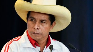 El expresidente peruano Pedro Castillo es llevado a un hospital tras sufrir una descompensación