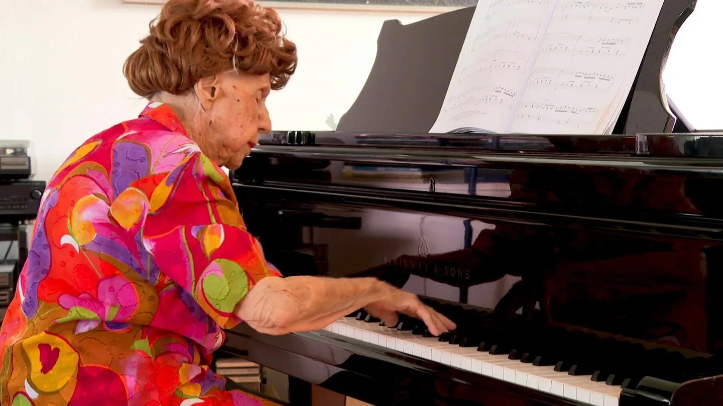 Impresionante: Tiene 108 años y toca el piano cuatro horas por día