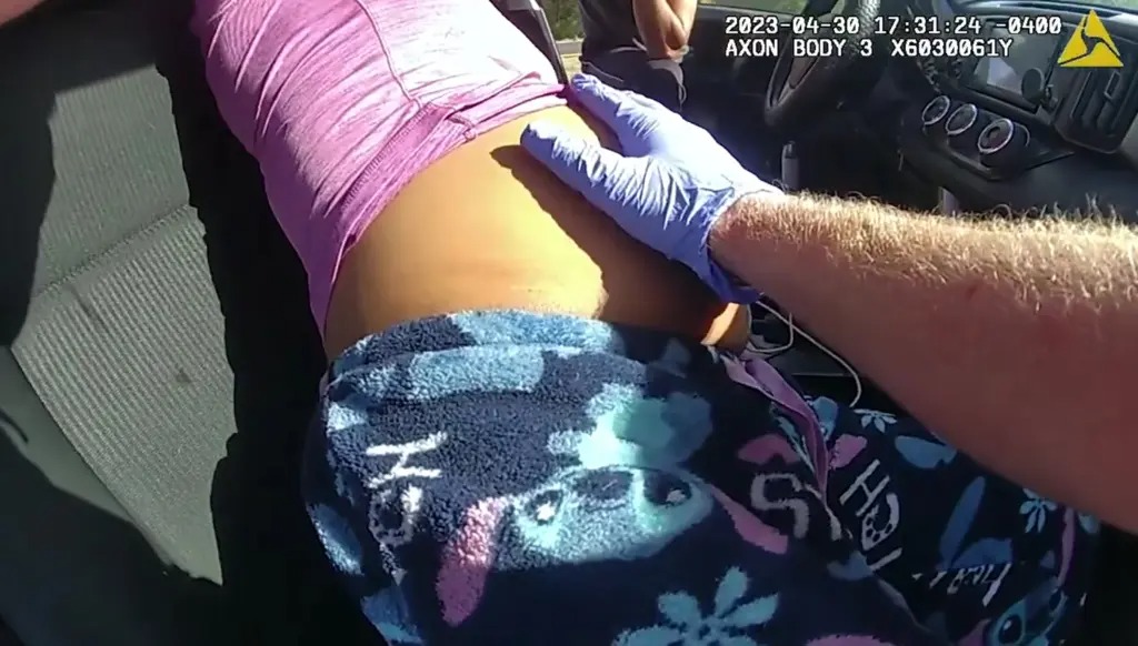 VIDEO conmovedor: Policía ayudó a mujer en su trabajo de parto en plena carretera de Florida