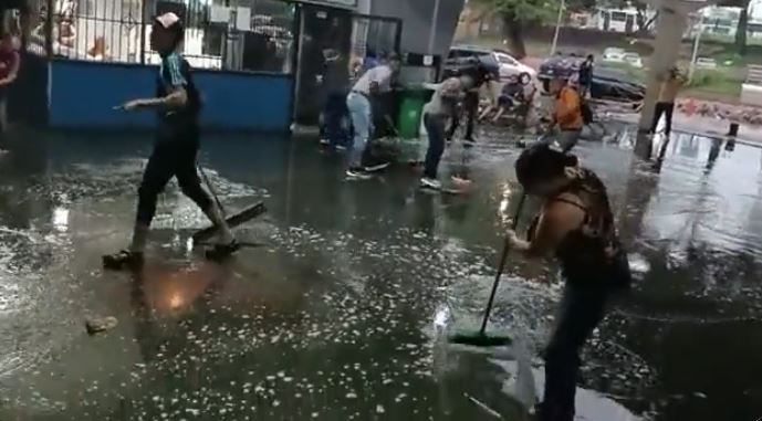 Fuertes lluvias inundaron el terminal de pasajeros de San Cristóbal este #27May (Videos)