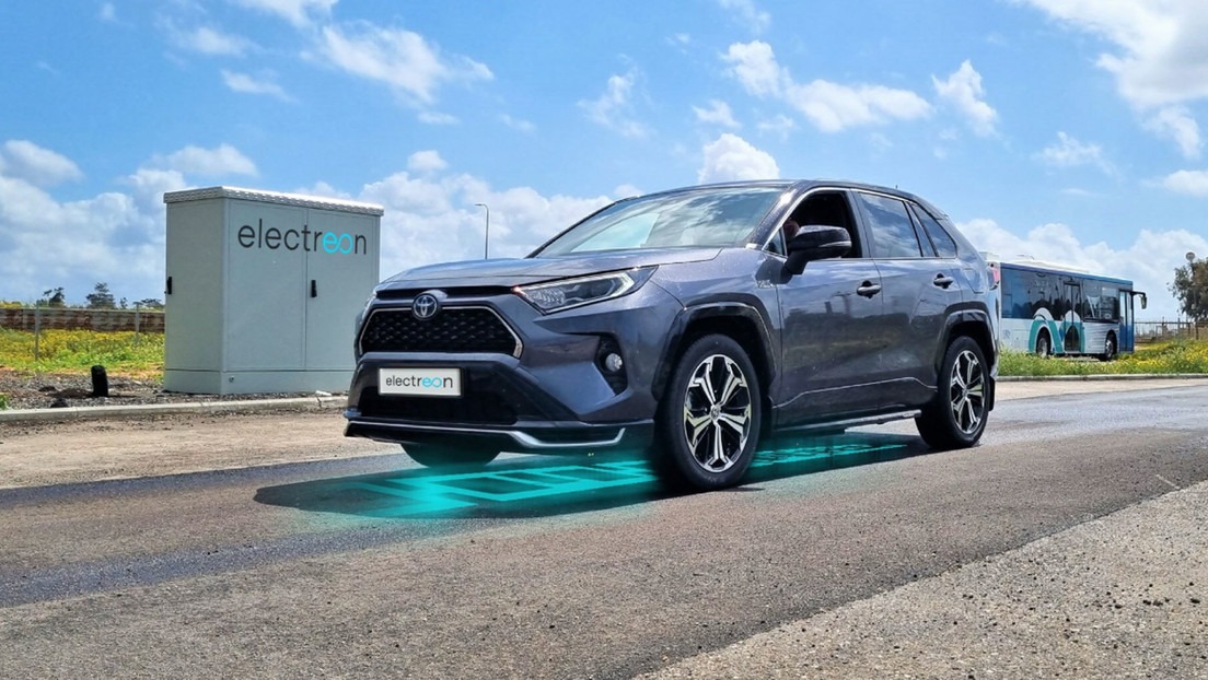 Conducen un auto por casi 2.000 kilómetros solo con energía eléctrica gracias a carretera con carga inalámbrica (VIDEO)