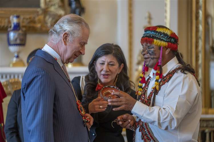 Carlos III recibirá a activistas del Amazonas antes de su coronación