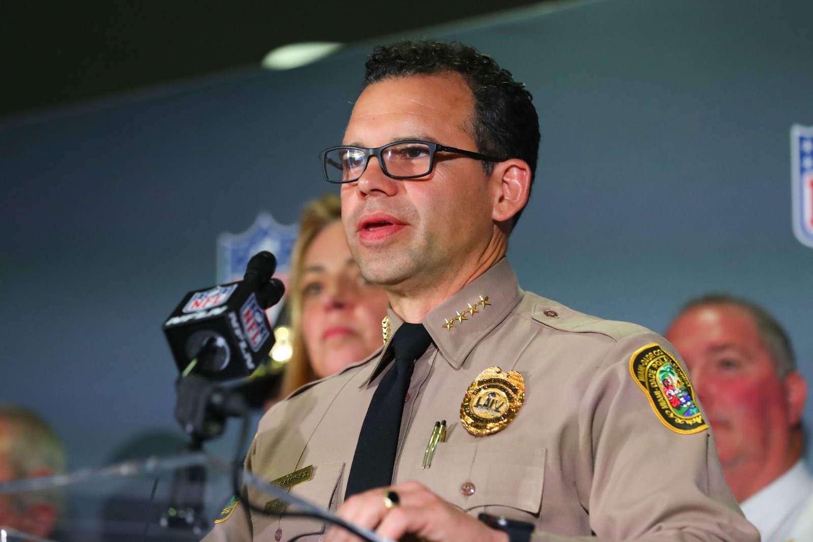 ¿La policía de Miami-Dade perseguirá a inmigrantes indocumentados?