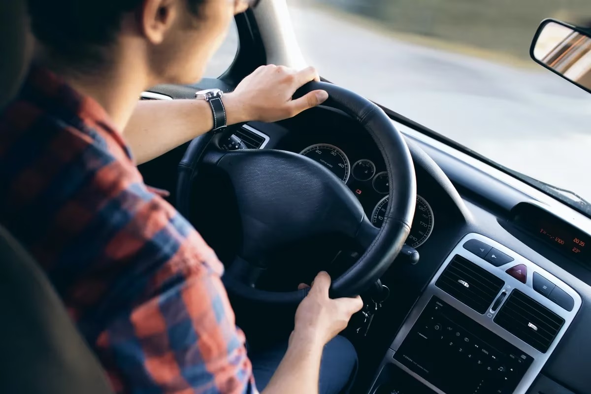 Recorrió varios kilómetros en su auto hasta que se percató de que alguien lo acompañaba (VIDEO)