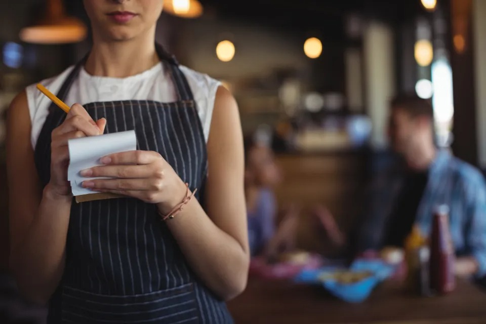 Latina trabaja como mesera en un restaurante de California y gana un dineral solo medio tiempo (VIDEO)