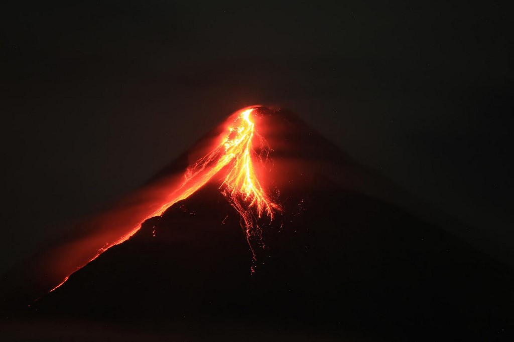 Alerta en Filipinas: aumenta el riesgo de erupción en el volcán Mayón tras descubrir un brote de lava