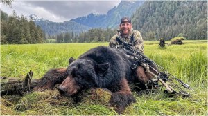 Estrella de la NFL cazó un oso de un flechazo y lo presumió en las redes: las FOTOS que generan espanto