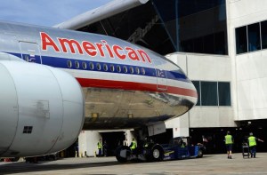 Latino intentó ocultarse en rueda de avión de American Airlines… para volar gratis a Miami (VIDEO)