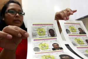 The drama of nationalized Colombians on the Venezuelan border and their objected identity cards