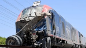 Tren de pasajeros descarriló en California tras chocar contra un vehículo y dejó al menos 16 heridos