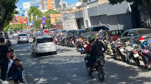 Venezolanos enfrentan nueva crisis ante escasez de combustible