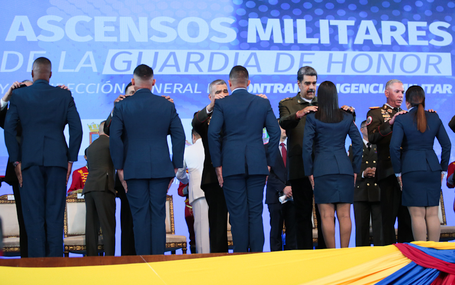 Maduro premió a 271 oficiales militares por sostenerlo en el palacio de Miraflores (Video)