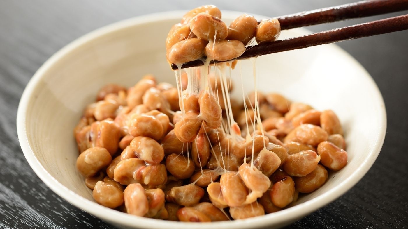 Viscoso, fermentado y oloroso: qué es el “natto” y por qué lo toma todo el mundo en redes sociales