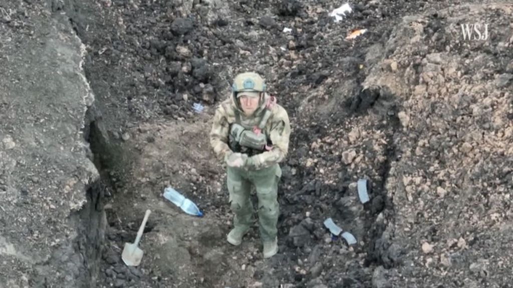 VIDEO: La dramática rendición de un soldado ruso frente a dron ucraniano que estaba listo para eliminarlo