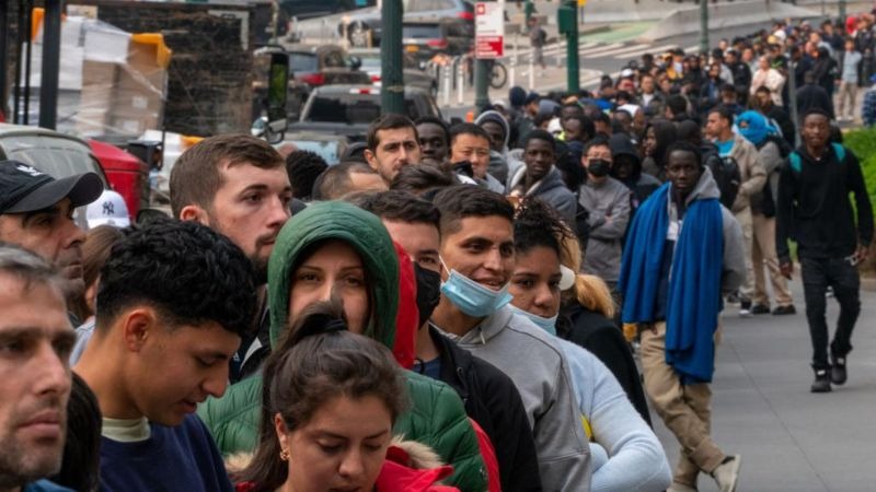El desesperado llamado de Eric Adams para los migrantes que llegan a Nueva York