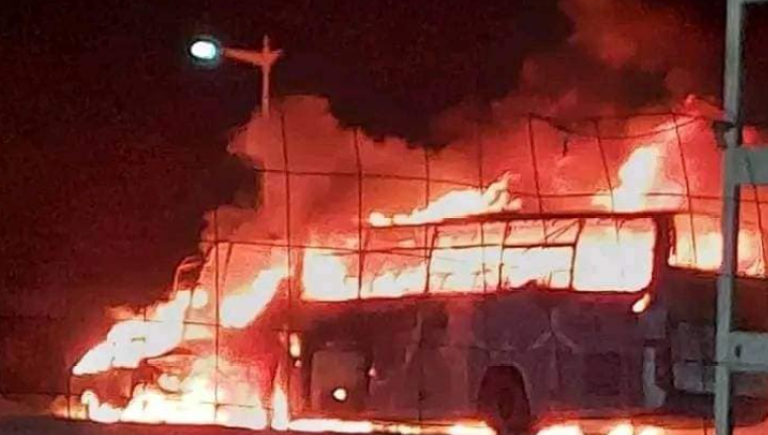 Tragedia en Argelia: 34 vidas calcinadas en impactante choque entre camión y furgoneta