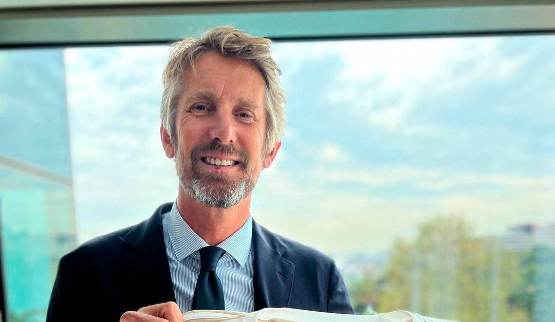 Ajax anunció que el exportero Edwin Van der Sar se encuentra fuera de peligro