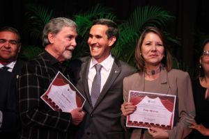 Concejo Municipal de Baruta rinde homenaje a más de 50 profesionales del teatro en Venezuela