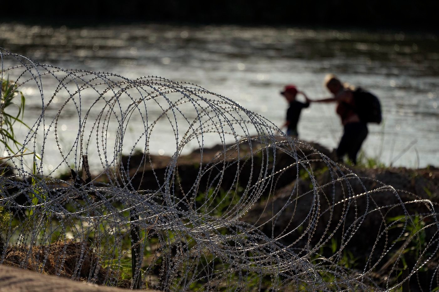 Texas ignora petición del gobierno de EEUU y refuerza barricada de alambre para evitar paso de migrantes