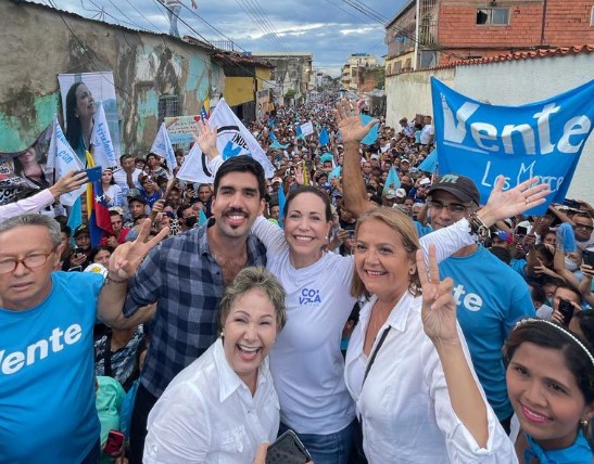 María Corina Machado evadió a colectivos del chavismo y logró un llenazo en Valle de la Pascua (VIDEO)