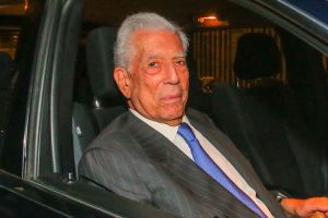 Vargas Llosa recibe el alta hospitalaria y “ya está recuperado” del Covid-19