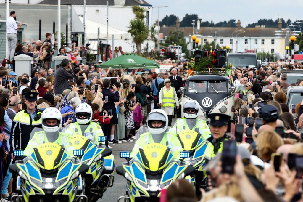 En imágenes: una multitud tomó las calles de Irlanda para el último adiós a la cantante Sinead O’Connor